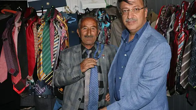 Türkmenoğlu'ndan kravat tutkununa ziyaret