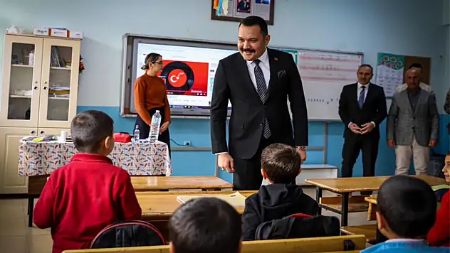 Türkmenoğlu'ndan okul ziyareti