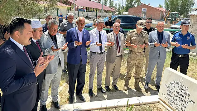 Türkmenoğlu, şehitlikleri ziyaret etti