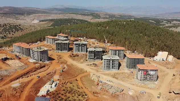 Türkoğlu'nda ilk deprem konutları bir ay sonra teslim edilecek
