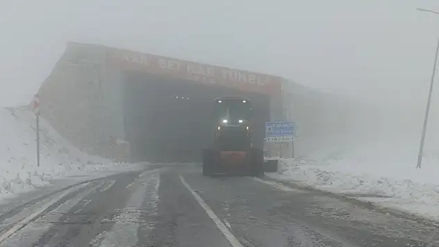 Turuncu kaplanların kar mesaisi Karabet Geçidi'nde başladı