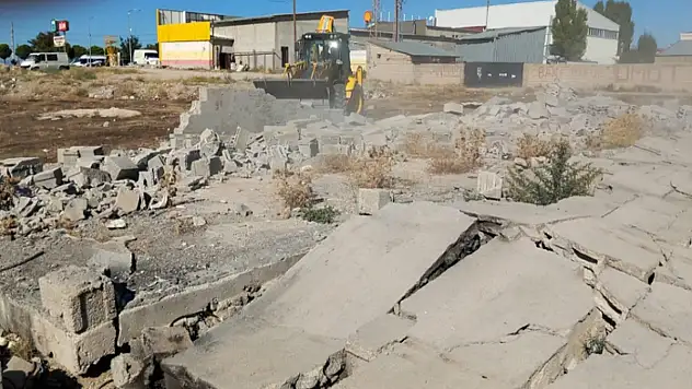 Tuşba Belediyesi, Şemsibey Mahallesi'nde tehlikeli yapıyı yıktı