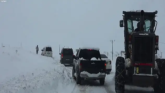 Tuşba'da kar nedeniyle mahsur kalan araçlar kurtarıldı