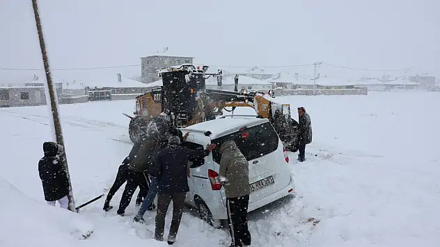 Tuşba'da mahsur kalan araçlar kurtarıldı