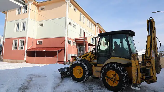 Tuşba'da okul çevreleri kardan temizlendi