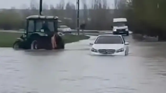 Tutak'ta yağmur köy yolunu göle çevirdi