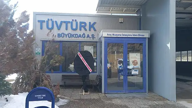 TÜVTÜRK'e siyah çelenk bırakıldı