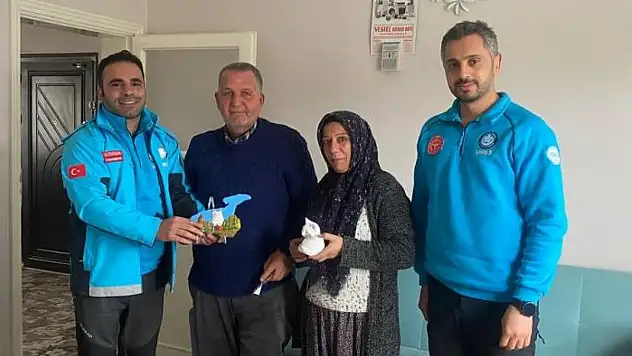 UMKE ekipleri enkazda kurtardıkları aileyle buluştu