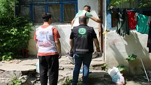 Umut Kervanı Ağrı Derneği yüzlerce aileye kurban eti dağıttı