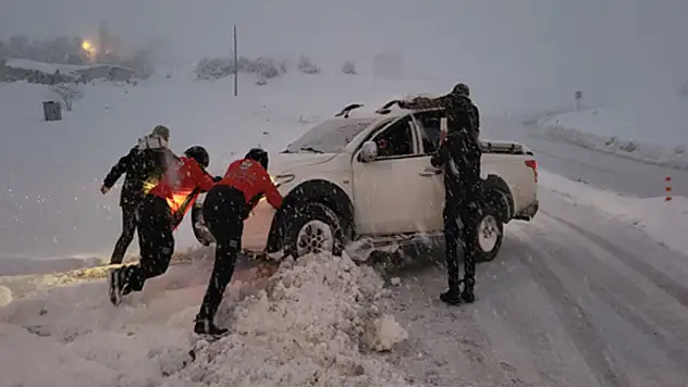 Umut Kervanı yolda kalan sürücülerin yardımına koştu