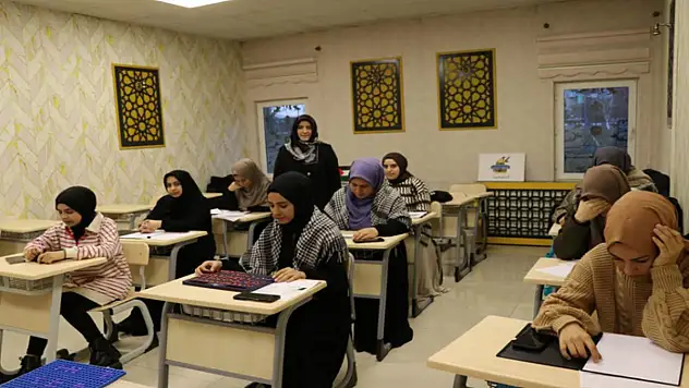 Üniversite öğrencileri Braille yazı sistemini öğreniyor