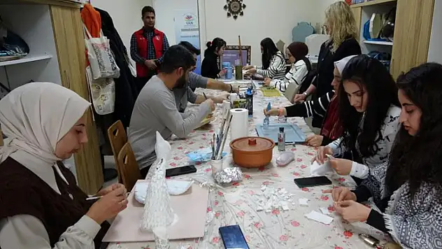 Üniversite öğrencileri meslek öğreniyor