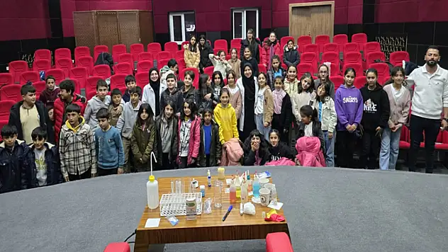 Üniversiteliler öğrencilere umut aşılıyor