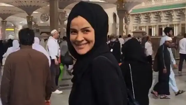 Ünlü model tesettüre mi giriyor?