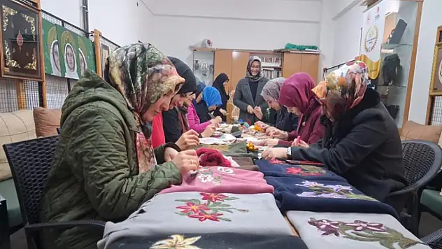 Unutulmaya yüz tutan el sanatları Vanlı kadınların ellerinde yaşatılıyor