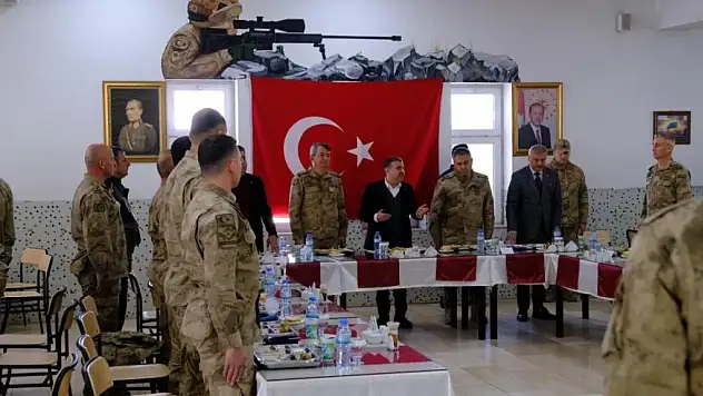 Vali Atay ve Van Kolordu Komutanı Tanrıverdi mehmetçikle bir araya geldi