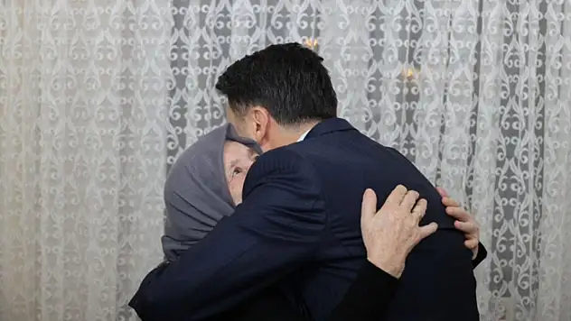 Vali Aygöl'den Çaldıran'da şehit düşen Kopuk'un ailesine ziyaret