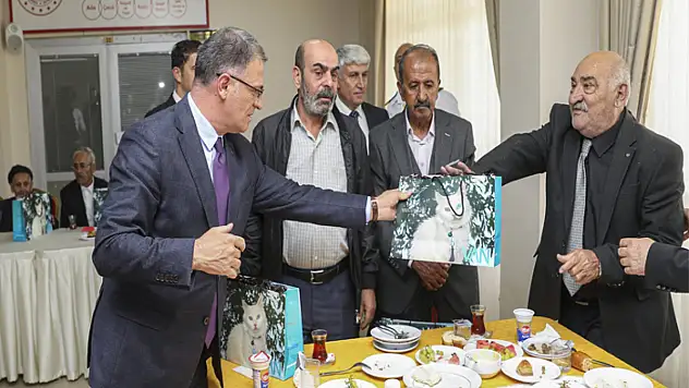 Vali Balcı'dan Edremit Huzur Evine ziyaret
