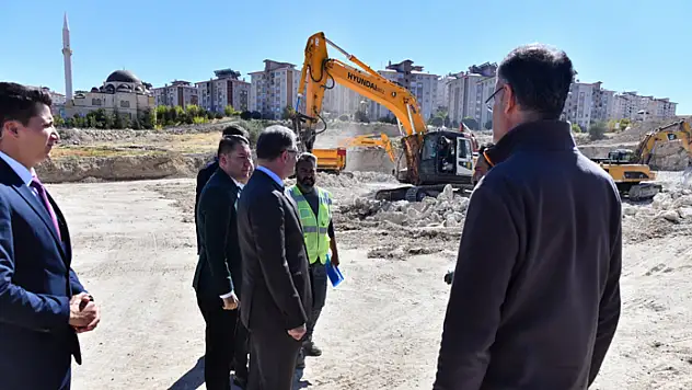 Vali Balcı, Edremit Ağız ve Diş Sağlığı Merkezi inşaatını inceledi