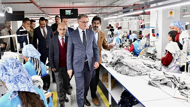 Vali Balcı, Muradiye'deki tekstil fabrikasını ziyaret etti