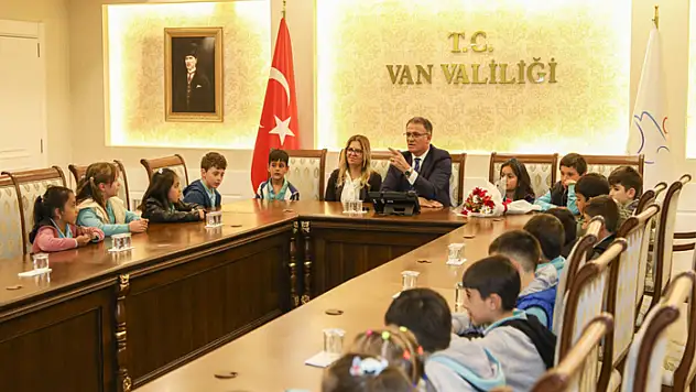 Vali Balcı öğrencilerle buluştu