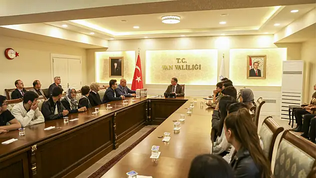 Vali Balcı öğretmen ve öğrencilerle buluştu