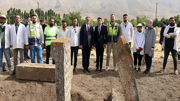 Vali Balcı, Selçuklu Mezarlığı'ndaki çalışmaları inceledi
