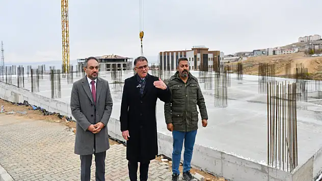 Vali Balcı, yapımı süren diş hastanesinde incelemelerde bulundu