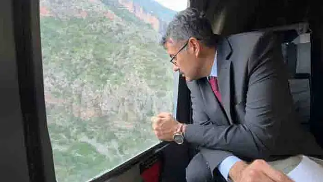 Vali Çelik, derede kaybolan çocuğu arama çalışmalarını havadan inceledi