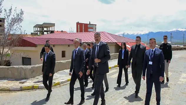 Vali Çelik sağlık çalışanlarını dinledi