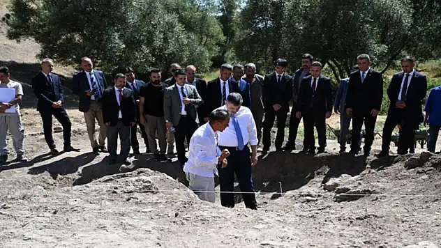 Vali Çiftçi, Hınıs Parmaksız Kale Höyüğü'nde incelemelerde bulundu