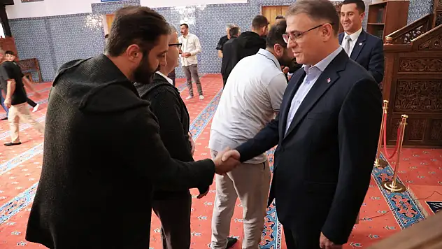 Vali Ozan Balcı, bayram namazını tarihi Hüsrevpaşa camii'nde kıldı