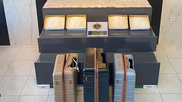 Valiz tabanına zulalanmış 8 kilo metamfetaminle yakalandılar