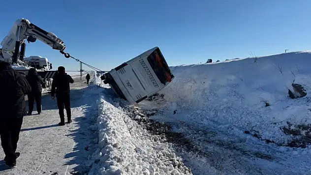 Van'a gelen yolcu otobüsü devrildi: 6 yaralı