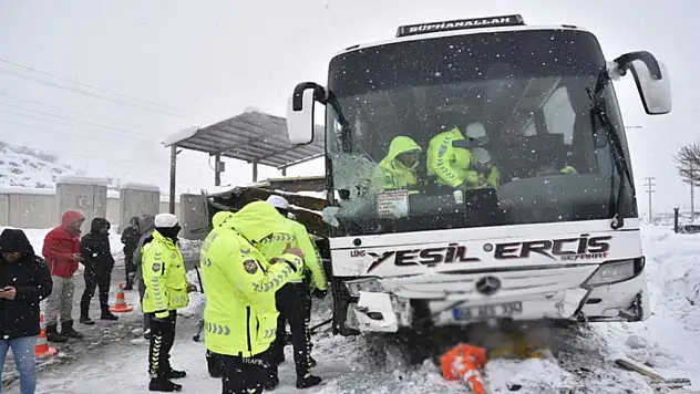 Van'a gelen yolcu otobüsü kaza yaptı