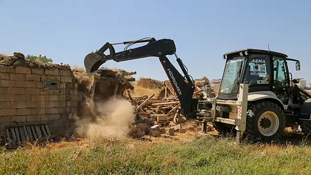Van'a metruk yapı ve ahırların yıkımı sürüyor