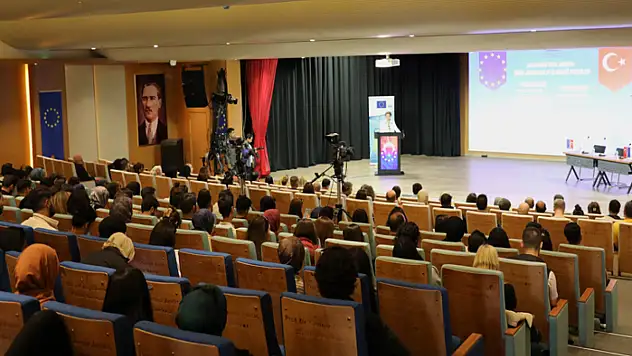 Van AB Bilgi Merkezi YYÜ'de AB Desteklerini anlattı