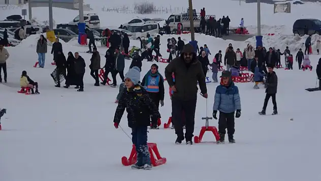 Van Abalı Kayak Merkezi çocuklarla şenlendi