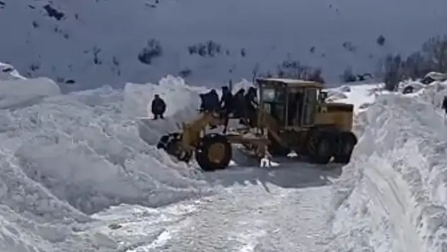 Van Bahçesaray'da mezra yoluna çığ düştü
