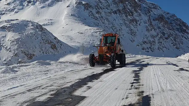 Van-Bahçesaray kara yolu ulaşıma açıldı