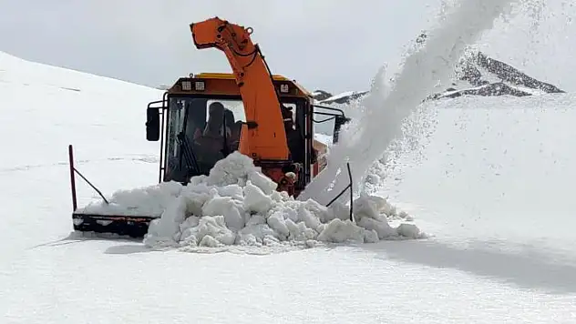 Van Bahçesaray karayolunda karla mücadele çalışması
