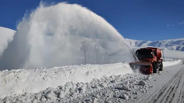 Van-Bahçesaray yolu kar altında kaldı