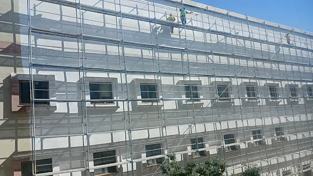 Van Bölge Eğitim ve Araştırma Hastanesi'nin dış cephesi boyanıyor
