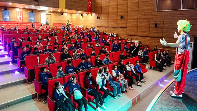 Van Büyükşehir Belediyesi çocukları tiyatro ile buluşturuyor