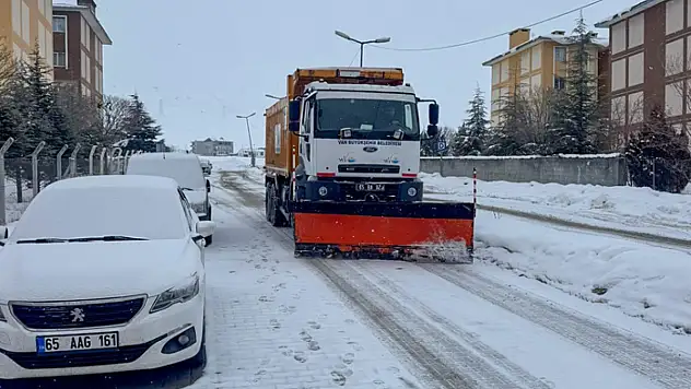 Van Büyükşehir Belediyesi ekipleri kar nöbetinde