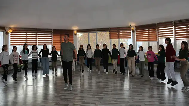 Van Büyükşehir Belediyesi halk oyunları kültürünü yaşatıyor