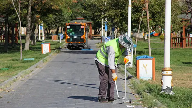 Van Büyükşehir Belediyesi'nden kapsamlı park temizliği