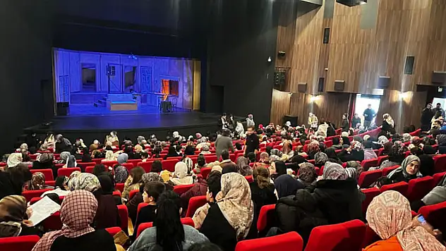 Van Büyükşehir Belediyesi'nden kadınlara özel tiyatro buluşması