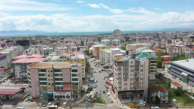 Van Büyükşehir Belediyesi Terzioğlu Caddesini yeniliyor