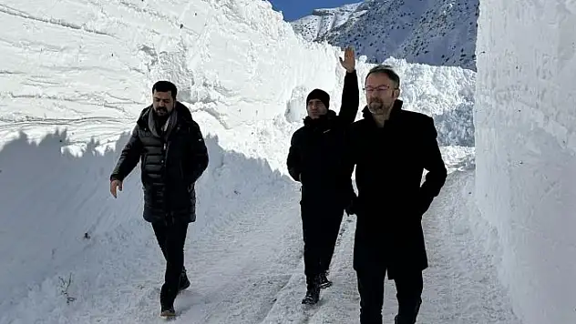 Van-Çatak yolu çığ düşmeleri nedeniyle 4 gündür ulaşıma kapalı